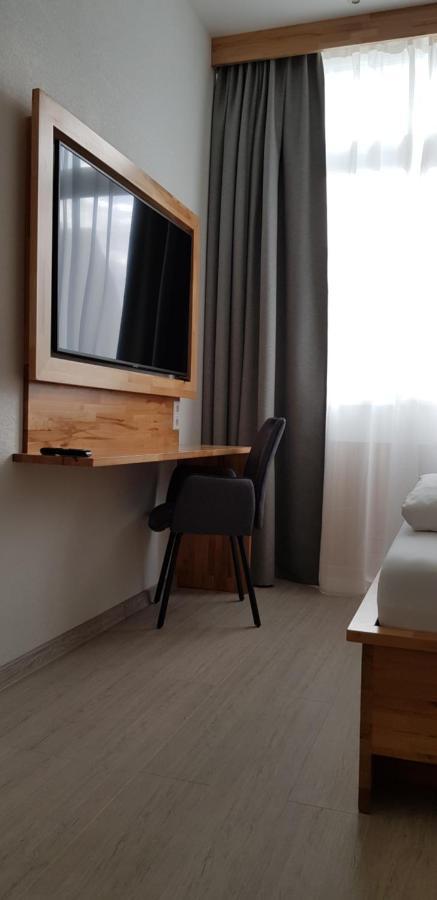 Hb 32 Metzingen Hotel Metzingen  Bagian luar foto